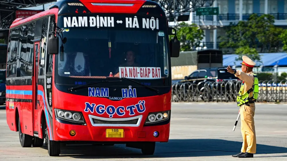 Ra quân xử lý xe khách vi phạm trên cao tốc